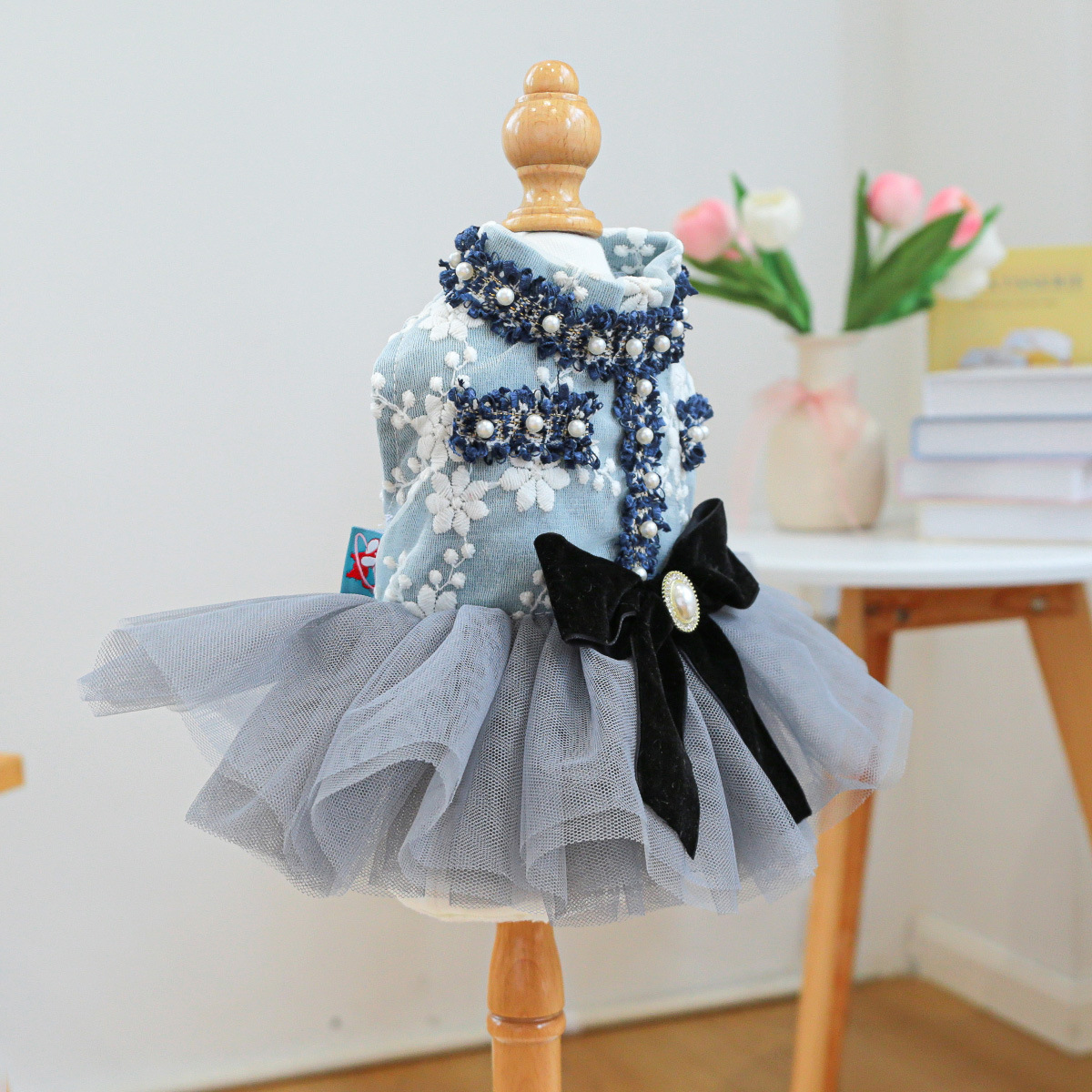 Graublaues Tweedkleid detail