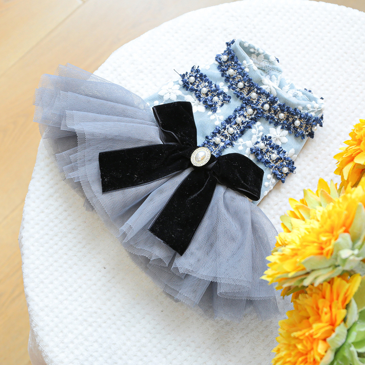Graublaues Tweedkleid detail